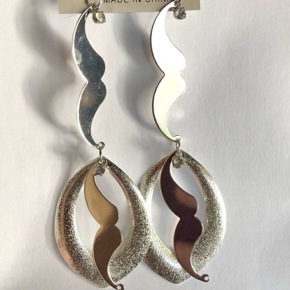 Modern Silver Lips Rhinestone Dangle Earrings NWOT - Picture 1 of 4